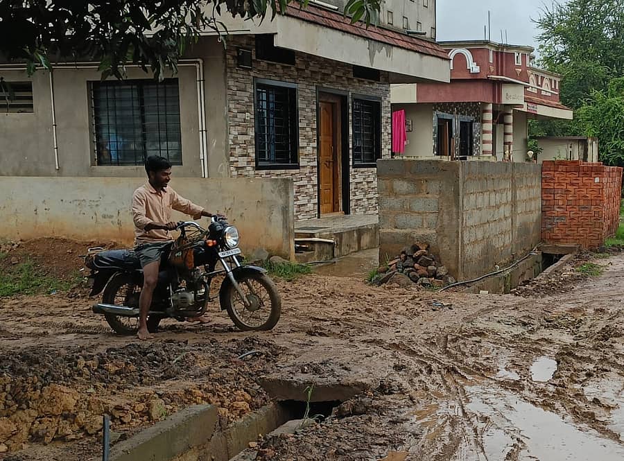 ಕೆರೆಗಳಿಗೆ ನೀರು ತುಂಬಿಸುವ ಪೈಪ್ಲೈನ್ ಕಾಮಗಾರಿಗಾಗಿ ಎಂ.ಕೆ.ಹುಬ್ಬಳ್ಳಿ ಪಟ್ಟಣದ ಶರಣ ವೀರೇಶ್ವರ ನಗರದ ರಸ್ತೆ ಅಗೆದು ಹಾಗೇ ಬಿಡಲಾಗಿದೆ