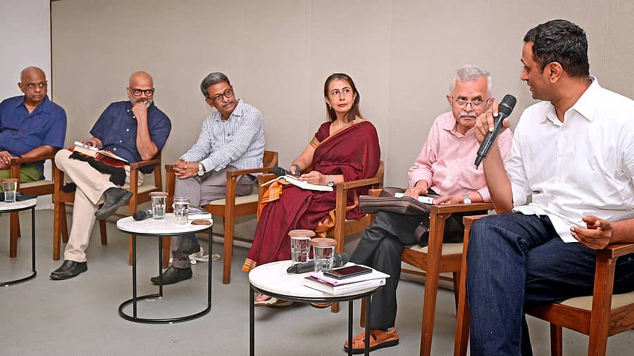 ‘ಯು.ಆರ್ ಅನಂತಮೂರ್ತಿ ಅವರ ಸಮಾಜವಾದಿ ಭವಿಷ್ಯದ ಚಿಂತನೆ’ ಕಾರ್ಯಕ್ರಮದಲ್ಲಿ ಚಂದನ್ ಗೌಡ ಮಾತನಾಡಿದರು. ಎನ್. ಮನು ಚಕ್ರವರ್ತಿ, ನಿತ್ಯಾನಂದ ಬಿ.ಶೆಟ್ಟಿ, ಎನ್.ಎಸ್ ಗುಂಡೂರ,  ಅಂಜುಮ್ ಹಸನ್, ಎಚ್.ಎಸ್. ರಾಘವೆಂದ್ರ ರಾವ್ ಇದ್ದರು -ಪ್ರಜಾವಾಣಿ ಚಿತ್ರ