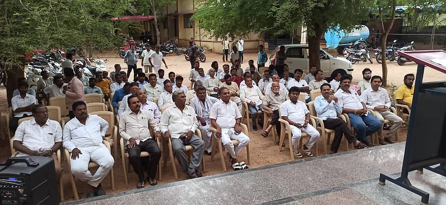 ಗಂಗಾವತಿ ನಗರದ ಕನ್ನಡ ಸಾಹಿತ್ಯ ಪರಿಷತ್ ಭವನದ ಆವ ರಣದಲ್ಲಿ ಶನಿವಾರ ಸಮಾನ ಮನಸ್ಕರಿಂದ ಗಂಗಾವ ತಿಯನ್ನ ಕಿಷ್ಕಿಂಧೆ ಜಿಲ್ಲೆಯನ್ನಾಗಿಸುವ ಕುರಿತು ವಿಶೇಷ ಸಭೆ ನಡೆಸಲಾಯಿತು.