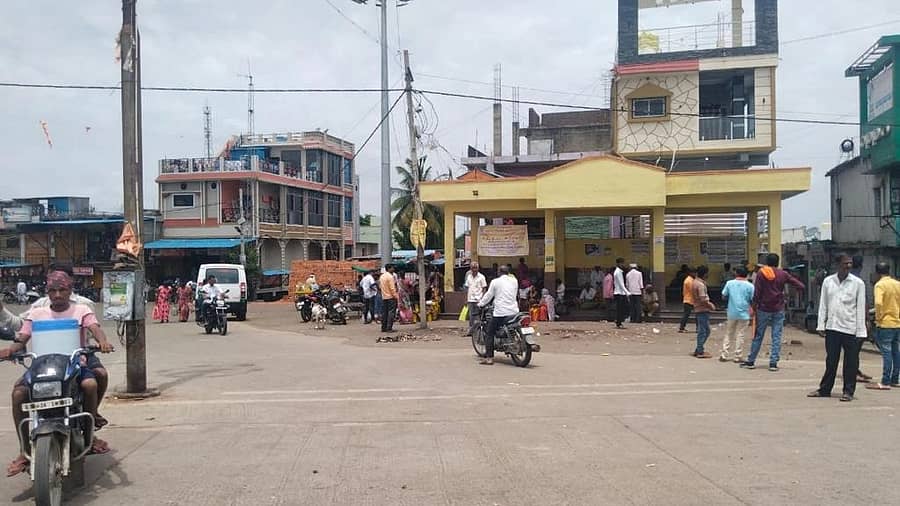 ಕಮಲನಗರ ಪಟ್ಟಣದ ಬಸ್ ನಿಲ್ದಾಣದ ಬಳಿಯ ವ್ಯಾಪಾರಿಗಳನ್ನು ತೆರವು ಮಾಡಿರುವುದು