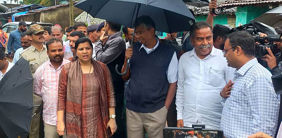 ಖಾನಾಪುರ ತಾಲ್ಲೂಕಿನ ಭೂರಣಕಿ ಗ್ರಾಮಕ್ಕೆ ಮಂಗಳವಾರ ಸಚಿವ ಸತೀಶ ಜಾರಕಿಹೊಳಿ ಭೇಟಿ ನೀಡಿ ಗ್ರಾಮದಲ್ಲಿ ಅತಿವೃಷ್ಟಿಯಿಂದ ಉಂಟಾದ ಹಾನಿ ಪರಿಶೀಲಿಸಿದರು. ಶಾಸಕ ವಿಠ್ಠಲ ಹಲಗೇಕರ, ಮಾಜಿ ಶಾಸಕಿ ಡಾ.ಅಂಜಲಿ ನಿಂಬಾಳ್ಕರ್, ಡಿಸಿ ನಿತೇಶ್ ಪಾಟೀಲ, ಜಿ.ಪಂ. ಸಿಇಒ ಹರ್ಷಲ್ ಭೋಯರ್ ಇದ್ದಾರೆ