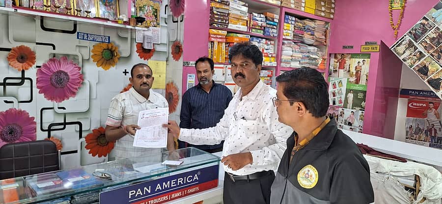 ಸೇಡಂ ಪಟ್ಟಣದಲ್ಲಿ ಪುರಸಭೆ ವತಿಯಿಂದ ಪ್ಲಾಸ್ಟಿಕ್ ಮುಕ್ತ ಅಭಿಯಾನದ ಕುರಿತು ವ್ಯಾಪಾರಸ್ಥರಿಗೆ ಪುರಸಭೆ ಮುಖ್ಯಾಧಿಕಾರಿ ಬಿ.ಪ್ರಹ್ಲಾದ್ ಜಾಗೃತಿ ಮೂಡಿಸಿದರು