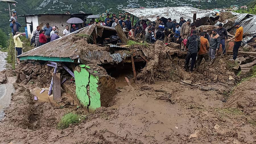 ಹಿಮಾಚಲ ಪ್ರದೇಶದ ಶಿಮ್ಲಾದಲ್ಲಿ ಭಾರಿ ಮಳೆಗೆ ಮನೆಯೊಂದು ಕುಸಿದಿದೆ –ಪಿಟಿಐ ಚಿತ್ರ
