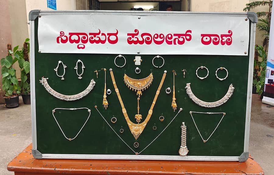 ಸಿದ್ದಾಪುರ ಠಾಣೆ ಪೊಲೀಸರು ಆರೋಪಿ ಮೊಹಮ್ಮದ್ ಅರ್ಜಾನ್ನಿಂದ ಜಪ್ತಿ ಮಾಡಿರುವ ಚಿನ್ನಾಭರಣ ಹಾಗೂ ಬೆಳ್ಳಿ ಸಾಮಗ್ರಿಗಳು