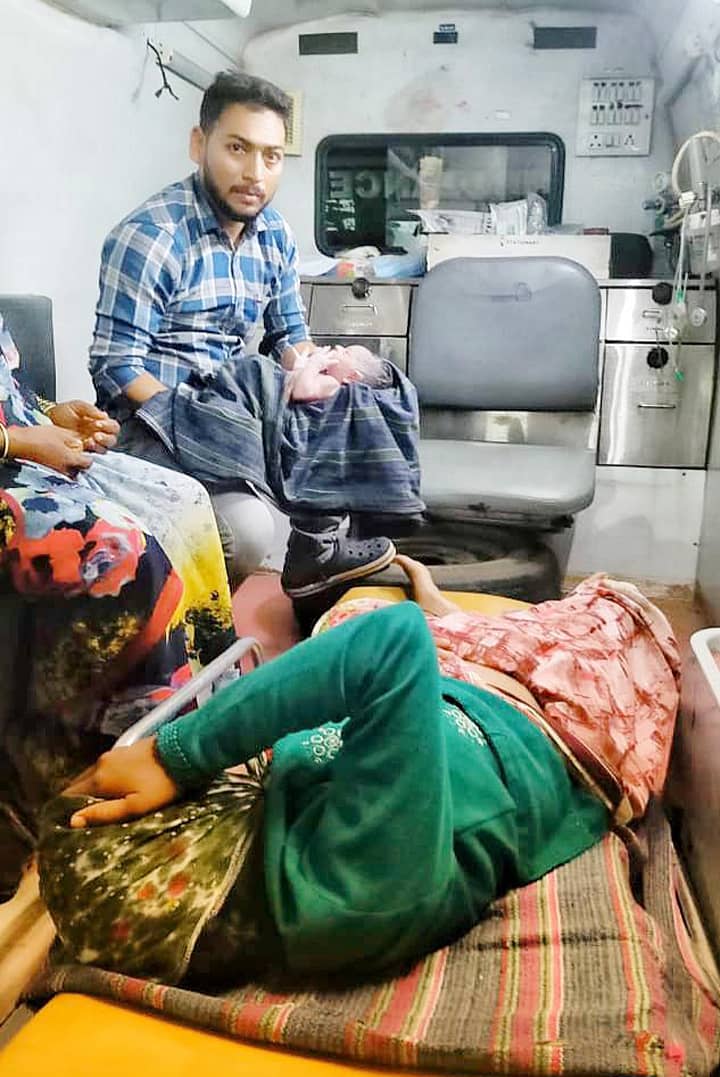 ಮುಂಡರಗಿ ಸಾರ್ವಜನಿಕ ಆಸ್ಪತ್ರೆಯ ಅಂಬುಲೆನ್ಸ್ ವಾಹನದಲ್ಲಿ ಮಹಿಳೆಗೆ ಸೂಸೂತ್ರವಾಗಿ ಹೆರಿಗೆ ಮಾಡಿಸಿದ ಶಿವಕುಮಾರ ಇಟಗಿ