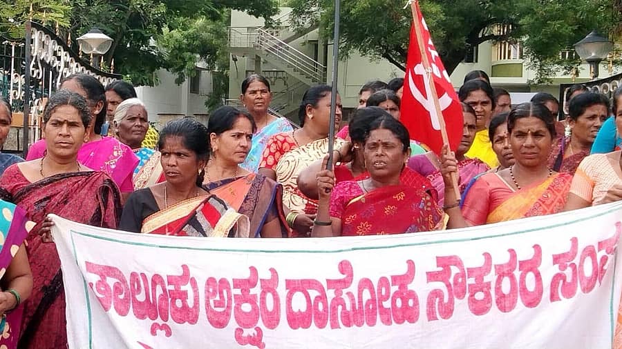 ಪಾವಗಡ ತಾಲ್ಲೂಕು ಪಂಚಾಯಿತಿ ಕಚೇರಿ ಮುಂಭಾಗ ಮಂಗಳವಾರ ಅಕ್ಷರ ದಾಸೋಹ ನೌಕರರ ಬೇಡಿಕೆ ಈಡೇರಿಕೆಗೆ ಒತ್ತಾಯಿಸಿ ನೌಕರರು ಪ್ರತಿಭಟನೆ ನಡೆಸಿದರು