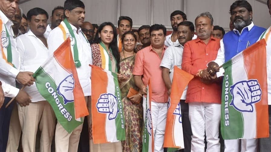 ಕಾಂಗ್ರೆಸ್‌ಗೆ ಸೇರ್ಪಡೆಯಾದ ಮುಖಂಡರನ್ನು ಸಂಸದ ಡಿ.ಕೆ.ಸುರೇಶ್‌ ಸ್ವಾಗತಿಸಿದರು. ಕಾಂಗ್ರೆಸ್ ನಾಯಕಿ ಎಚ್.ಕುಸುಮಾ ಇದ್ದರು.