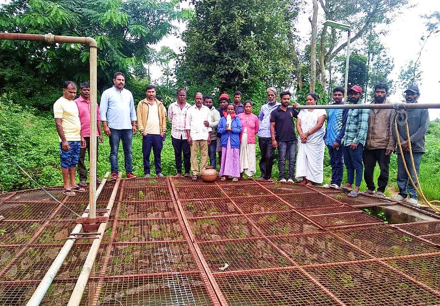 ಬಾಳೆಹಳ್ಳಿ ಕೃಷ್ಣಪ್ಪ ಬಡಾವಣೆಯ ಮೋರಿ ನೀರಿನಿಂದ ಹಾಳಾದ ಬಾವಿಯನ್ನು ತೋರಿಸುತ್ತಿರುವ ಸ್ಥಳೀಯರು