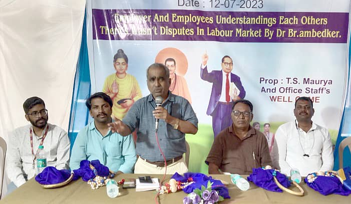 ಕಲಬುರಗಿಯಲ್ಲಿ ಬುಧವಾರ ನಡೆದ ಮಹಿಳೆಯರ ಉದ್ಯೋಗ ಮೇಳದಲ್ಲಿ ಕಾರ್ಮಿಕ ಇಲಾಖೆಯ ಕಾರ್ಮಿಕ ಅಧಿಕಾರಿ ರಮೇಶ ಸುಂಬಡ ಮಾತನಾಡಿದರು