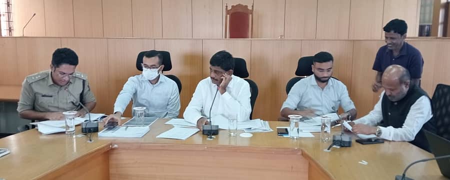 ರಾಮನಗರದ ಜಿಲ್ಲಾಧಿಕಾರಿ ಕಚೇರಿಯಲ್ಲಿ ಗುರುವಾರ ನಡೆದ ರಸ್ತೆ ಸುರಕ್ಷತಾ ಸಮಿತಿ ಸಭೆಯಲ್ಲಿ ಸಂಸದ ಡಿ.ಕೆ. ಸುರೇಶ್ ಮಾತನಾಡಿದರು. ಜಿಲ್ಲಾ ಪೊಲೀಸ್ ವರಿಷ್ಠಾಧಿಕಾರಿ ಕಾರ್ತಿಕ್ ರೆಡ್ಡಿ, ಜಿಲ್ಲಾಧಿಕಾರಿ ಡಾ. ಅವಿನಾಶ್ ಮೆನನ್ ರಾಜೇಂದ್ರನ್, ಜಿಲ್ಲಾ ಪಂಚಾಯಿತಿ ಸಿಇಒ ದಿಗ್ವಿಜಯ್ ಬೋಡ್ಕೆ ಹಾಗೂ ಶಾಸಕ ಇಕ್ಬಾಲ್ ಹುಸೇನ್ ಇದ್ದಾರೆ