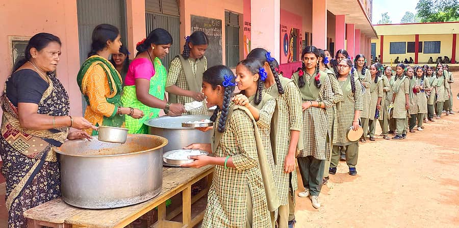 ವಿಜಯಪುರ ಪಟ್ಟಣದ ಸರ್ಕಾರಿ ಬಾಲಕಿಯರ ಪ್ರೌಢಶಾಲೆಯಲ್ಲಿ ಮಧ್ಯಾಹ್ನದ ಬಿಸಿಯೂಟಕ್ಕಾಗಿ ಸಾಲುಗಟ್ಟಿ ನಿಂತಿರುವ ವಿದ್ಯಾರ್ಥಿಗಳು