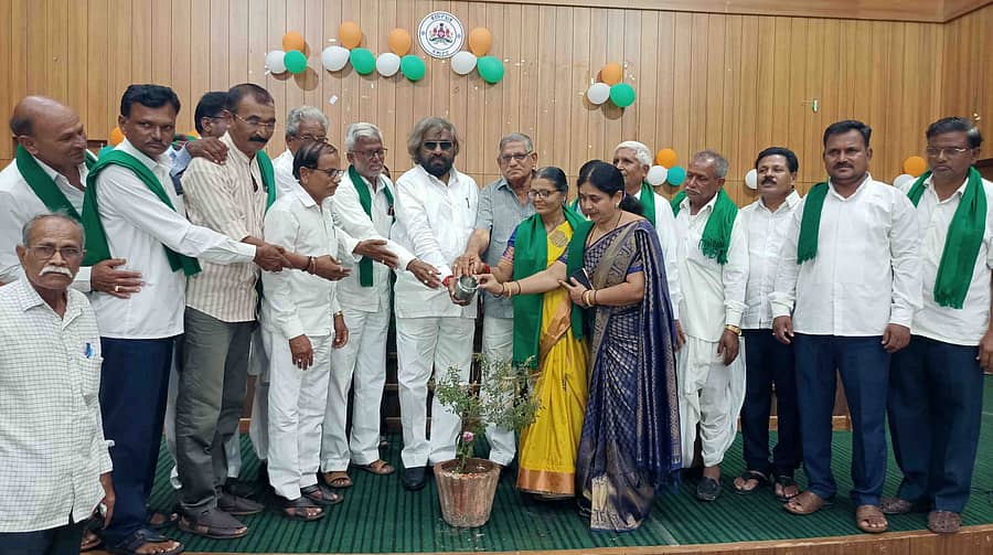 ಭಾಲ್ಕಿಯ ಪುರಭವನದಲ್ಲಿ ಜಿಲ್ಲಾ ರೈತ ಸಂಘದ ವತಿಯಿಂದ ನಡೆದ ಕಾರ್ಯಕ್ರಮವನ್ನು ಜಿಲ್ಲಾ ಉಸ್ತುವಾರಿ ಸಚಿವ ಈಶ್ವರ ಖಂಡ್ರೆ ಉದ್ಘಾಟಿಸಿದರು 