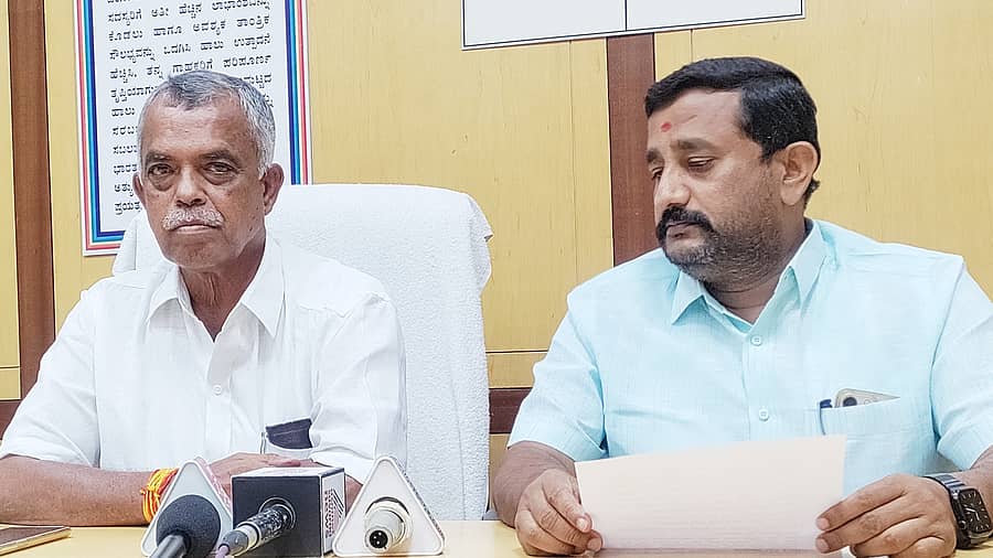 ಸುದ್ದಿಗೋಷ್ಠಿಯಲ್ಲಿ ಮಾತನಾಡಿದ ಬಮೂಲ್ ಅಧ್ಯಕ್ಷ ಎಚ್.ಪಿ.ರಾಜಕುಮಾರ್ ಮತ್ತು ಉಪಾಧ್ಯಕ್ಷ ಮಂಜುನಾಥ್