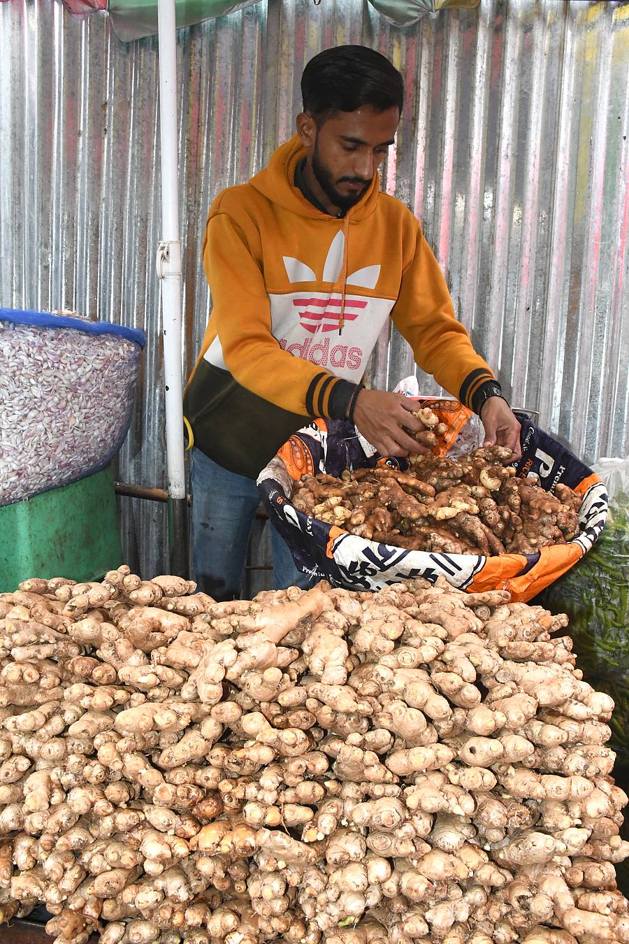 ಬೆಳಗಾವಿಯ ರವಿವಾರ ಪೇಟೆಯಲ್ಲಿ ಹಸಿ ಶುಂಠಿ ಮಾರಾಟ ಮಾಡುತ್ತಿರುವ ವ್ಯಾಪಾರಿ ಫೈಸ್ ಅತ್ತಾರ್– ಪ್ರಜಾವಾಣಿ ಚಿತ್ರ:ಏಕನಾಥ ಅಗಸಿಮನಿ