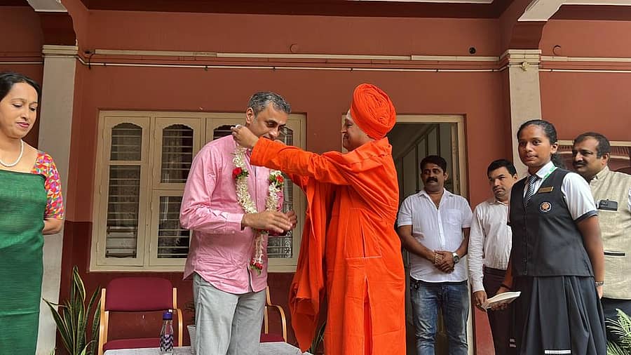 ವಿರಾಜಪೇಟೆ ಸಮೀಪದ ಅರಮೇರಿಯ ಕಳಂಚೇರಿ ಮಠದಲ್ಲಿ ಬುಧವಾರ ನಡೆದ ಕಾರ್ಯಕ್ರಮದಲ್ಲಿ ಶಾಂತ ಮಲ್ಲಿಕಾರ್ಜುನ ಸ್ವಾಮೀಜಿಯವರು ಶಾಸಕ ಎ.ಎಸ್.ಪೊನ್ನಣ್ಣ ಅವರನ್ನು ಸನ್ಮಾನಿಸಿದರು.