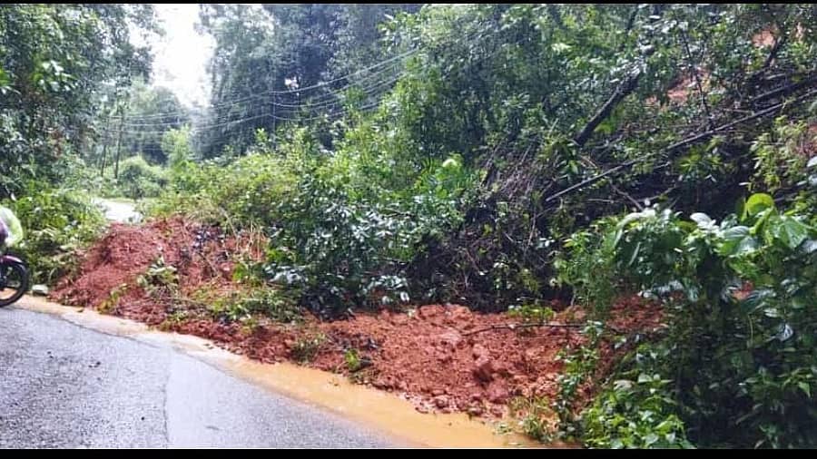 ರಾಜ್ಯ ಹೆದ್ದಾರಿಯಲ್ಲಿ ಗುಡ್ಡ ಕುಸಿತ ಉಂಟಾಗಿರುವುದು
