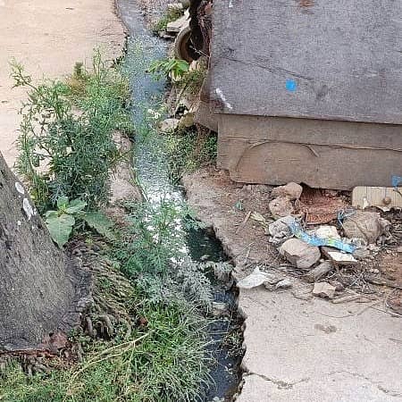 ಮಾಲೂರು ತಾಲ್ಲೂಕಿನ ಚಿಕ್ಕತಿರುಪತಿ ಗ್ರಾ.ಪಂ ವ್ಯಾಪ್ತಿಯ ಚಿಕ್ಕ ಲಕ್ಕಸಂದ್ರ ಗ್ರಾಮದಲ್ಲಿ ಚರಂಡಿ ಇಲ್ಲದೆ ಮನೆಗಳ ಮುಂಭಾಗ ಕೊಳಚೆ ನೀರು ಹರಿಯುತ್ತಿರುವುದು