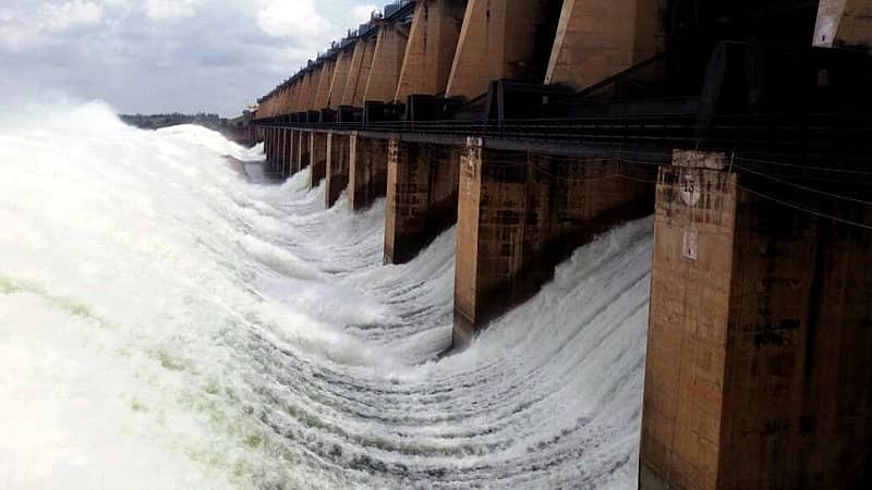 ನಾರಾಯಣಪುರದ ಬಸವಸಾಗರ ಜಲಾಶಯದಿಂದ ಕೃಷ್ಣಾ ನದಿಗೆ ಹರಿಸಲಾಯಿತು