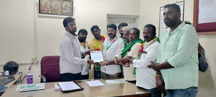 ಹಾರೋಹಳ್ಳಿ ತಾಲೂಕಿನ ಬಸ್ ಡಿಪೋದಲ್ಲಿ ಘಟನೆಗೆ ಕಾರಣರಾದವರ ವಿರುಧ್ಧ ಕ್ರಮ ಕೈಗೊಳ್ಳುವಂತೆ ಪ್ರಗತಿಪರ ಸಂಘಟನೆಗಳ ಮುಖಂಡರು ಮನವಿ ಪತ್ರ ನೀಡಿದರು