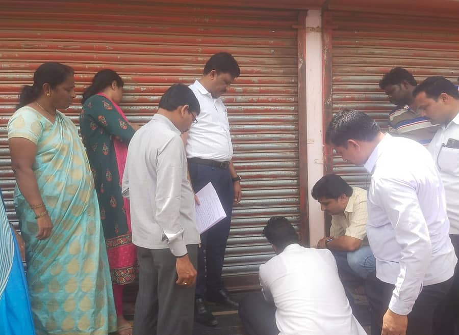 ಅಥಣಿ ತಾಲ್ಲೂಕಿನ ಅವರಖೋಡ ಗ್ರಾಮದ ‘ಗ್ರಾಮ ಒನ್’ ಕೇಂದ್ರದಲ್ಲಿ ಗೃಹಲಕ್ಷ್ಮಿ ಯೋಜನೆಯ ಅರ್ಜಿ ಹಾಕಲು ಹಣ ಪಡೆಯುತ್ತಿದ್ದ ಕಾರಣ ಕೇಂದ್ರವನ್ನು ಅಧಿಕಾರಿಗಳು ಶುಕ್ರವಾರ ಜಪ್ತಿ ಮಾಡಿದರು