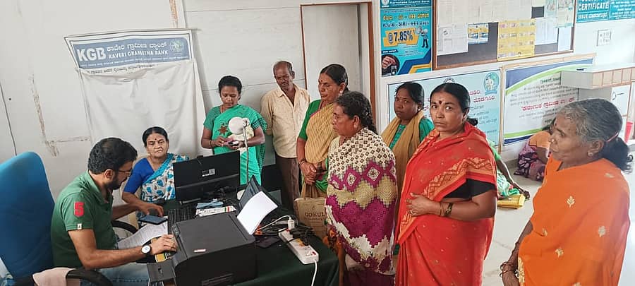 ರಾಮನಗರದ ಗ್ರಾಮ ಒನ್ ಕೇಂದ್ರದಲ್ಲಿ ಗೃಹಲಕ್ಷ್ಮಿ ಯೋಜನೆಗೆ ನೋಂದಣಿ ಮಾಡಿಸಲು ಬಂದಿದ್ದ ಮಹಿಳೆಯರು
ಪ್ರಜಾವಾಣಿ ಚಿತ್ರ: ಚಂದ್ರೇಗೌಡ