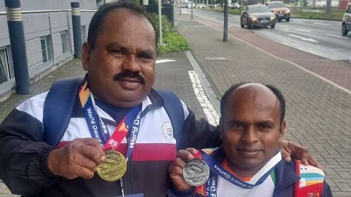 ಪದಕಗಳೊಂದಿಗೆ ತುಳಸಿಧರ (ಎಡಬದಿ), ನಾಗೇಶ್‌