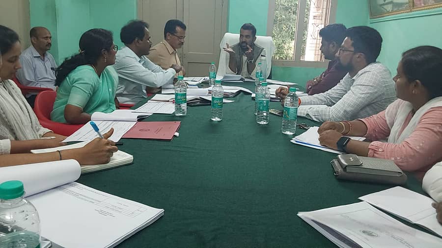 ಕುಶಾಲನಗರ ಸಮೀಪದ ಹಾರಂಗಿ‌ ಪ್ರವಾಸಿ ಮಂದಿರದಲ್ಲಿ ಶನಿವಾರ ಸಂಜೆ ಏರ್ಪಡಿಸಿದ್ದ ‌ವಿವಿಧ ಇಲಾಖೆಯ ಅಧಿಕಾರಿಗಳ ಪ್ರಗತಿ ಪರಿಶೀಲನಾ‌ಸಭೆಯ ಅಧ್ಯಕ್ಷತೆ ವಹಿಸಿ ಶಾಸಕ ಡಾ.ಮಂತರ್ ಗೌಡ ಮಾತನಾಡಿದರುಹಾರಂಗಿ ಯೋಜನಾ ವೃತ್ತದ ಅಧೀಕ್ಷಕ ಎಂಜಿನಿಯರ್ ರಘುಪತಿ, ಕಾರ್ಯಪಾಲಕ ಎಂಜಿನಿಯರ್ ಪುಟ್ಟಸ್ವಾಮಿ, ಅರಣ್ಯ ಇಲಾಖೆ ಡಿ ಎಫ್ ಓ ಪೂವಯ್ಯ ಇದ್ದಾರೆ..