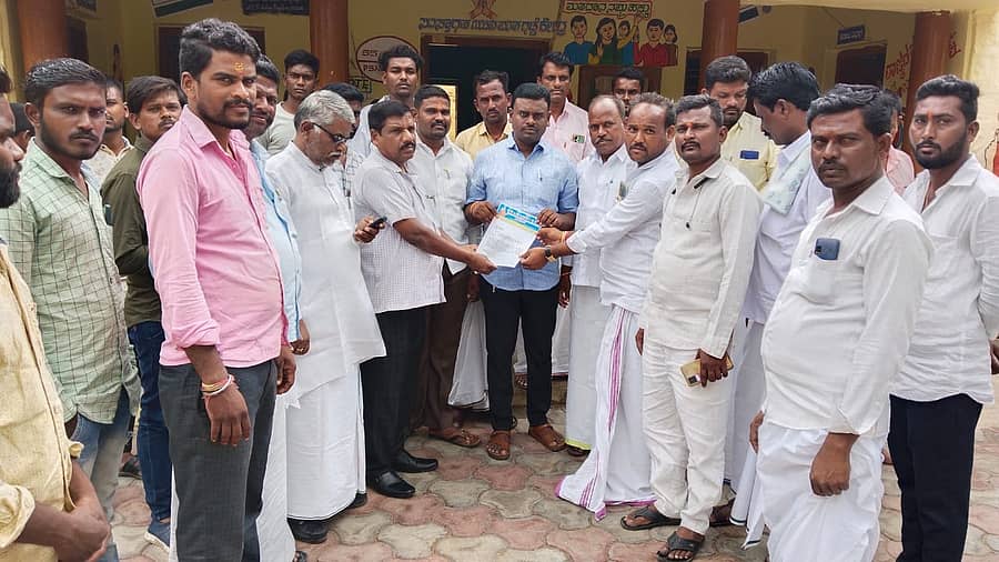 ಮಾನ್ವಿಯಲ್ಲಿ ಸೋಮವಾರ ಹೈದರಾಬಾದ್ ಕರ್ನಾಟಕ ಪ್ರದೇಶ ವಾಲ್ಮೀಕಿ ನಾಯಕ ಸಂಘದ ಪದಾಧಿಕಾರಿಗಳು ಪುರಸಭೆಯ ವ್ಯವಸ್ಥಾಪಕ ಈರಣ್ಣ ಅವರಿಗೆ ಮನವಿಪತ್ರ ಸಲ್ಲಿಸಿದರು