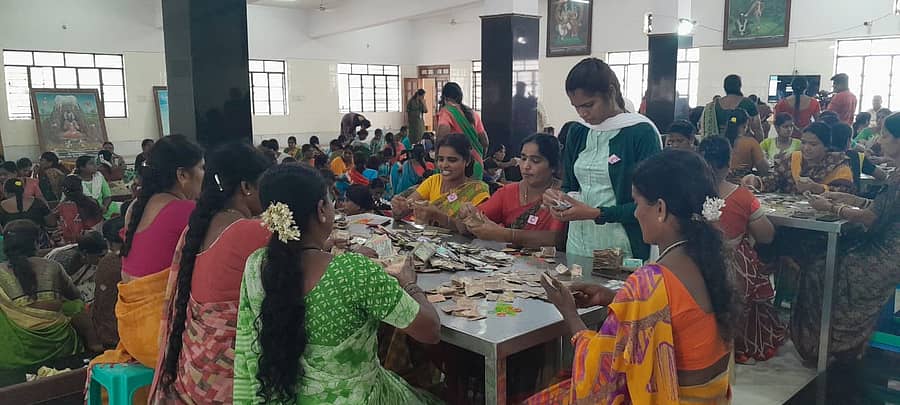 ನಂಜನಗೂಡಿನ ಶ್ರೀಕಂಠೇಶ್ವರ ದೇವಾಲಯದ ದಾಸೋಹ ಭವನದಲ್ಲಿ ಬುಧವಾರ ಹುಂಡಿ ಎಣಿಕೆ ಕಾರ್ಯ ನಡೆಯಿತು