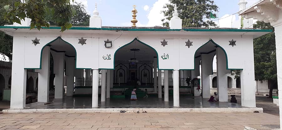 ತಿಕೋಟಾ ಪಟ್ಟಣದ ಹೊರವಲಯದಲ್ಲಿರುವ ಹಾಜಿಮಸ್ತಾನ ದರ್ಗಾ
