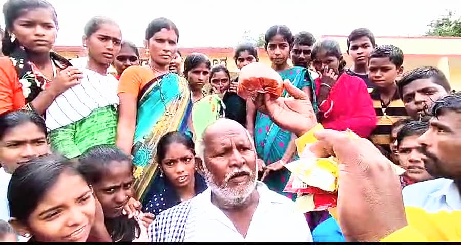 ಅಳವಂಡಿ ಸಮೀಪದ ಕವಲೂರು ಗ್ರಾಮದ ಗಿರಿಯಮ್ಮ ಪರಪ್ಪ ಹೆಬ್ಬಾಳ ಸರ್ಕಾರಿ ಪ್ರೌಢ ಶಾಲೆಯ ಮಕ್ಕಳಿಗೆ ಮೂಲಸೌಕರ್ಯ ಕಲ್ಪಿಸಲು ಒತ್ತಾಯಿಸಿ ಗ್ರಾಮಸ್ಥರು ಪ್ರತಿಭಟನೆ ನಡೆಸಿದರು