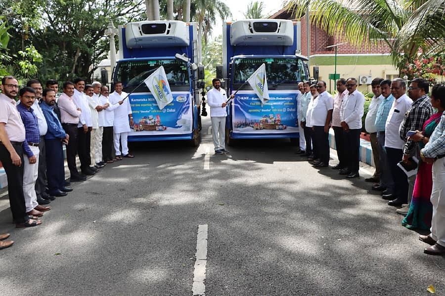 ಕೆಎಂಎಫ್‌ ದುಬೈನಲ್ಲಿ ಆರಂಭಿಸಲಿರುವ ‘ನಂದಿನಿ ಕೆಫೆ ಮೂ’ಗೆ ನಂದಿನಿ ಉತ್ಪನ್ನಗಳನ್ನು ರಫ್ತು ಮಾಡುವ ವಾಹನಗಳಿಗೆ ಮಹಾಮಂಡಳಿ ಅಧ್ಯಕ್ಷ ಭೀಮಾ ನಾಯಕ್‌, ವ್ಯವಸ್ಥಾಪಕ ನಿರ್ದೇಶಕ ಜಗದೀಶ್‌ ಎಂ.ಕೆ. ಗುರುವಾರ ಹಸಿರು ನಿಶಾನೆ ತೋರಿಸಿದರು.