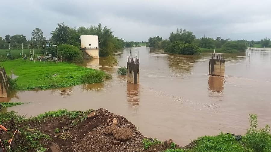 ನಿಪ್ಪಾಣಿ ತಾಲ್ಲೂಕಿನ ಯಮಗರ್ಣಿ ಗ್ರಾಮದ ಬಳಿ ವೇದಗಂಗಾ ನದಿ ತುಂಬಿ ಹರಿಯುತ್ತಿರುವುದು