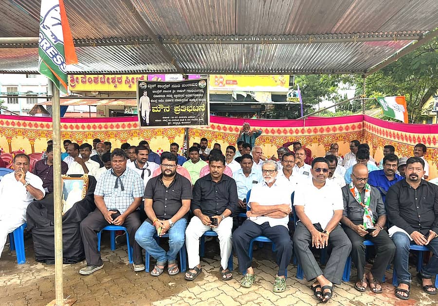 ಕುಂದಾಪುರದ ಶಾಸ್ತ್ರಿ ಸರ್ಕಲ್ ಬಳಿಯಲ್ಲಿ ಬುಧವಾರ ಬ್ಲಾಕ್ ಕಾಂಗ್ರೆಸ್ ವತಿಯಿಂದ ನಡೆದ ಮೌನ ಪ್ರತಿಭಟನೆಯಲ್ಲಿ ವಿಧಾನಪರಿಷತ್ ಮಾಜಿ ಸಭಾಪತಿ ಕೆ.ಪ್ರತಾಪಚಂದ್ರ ಶೆಟ್ಟಿ, ಕಾಂಗ್ರೆಸ್ ಮುಖಂಡ ದಿನೇಶ್ ಹೆಗ್ಡೆ ಮೊಳಹಳ್ಳಿ, ಹರಿಪ್ರಸಾದ್ ಶೆಟ್ಟಿ ಕಾನ್ಮಕ್ಕಿ, ಮಲ್ಯಾಡಿ ಶಿವರಾಮ್ ಶೆಟ್ಟಿ, ಕೆ.ವಿಕಾಸ್ ಹೆಗ್ಡೆ ಇದ್ದರು