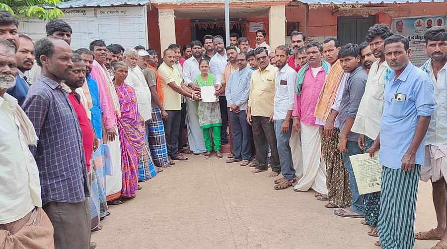 ಯುವ ಬ್ರಿಗೇಡ್ ಸಂಚಾಲಕ ವೇಣುಗೋಪಾಲ ನಾಯಕ್ ಹಾಗೂ ಜೈನ ಮುನಿ ಹತ್ಯೆ ಖಂಡಿಸಿ ಕಾನಹೊಸಹಳ್ಳಿಯ ನಾಡ ಕಚೇರಿ ಸಿಬ್ಬಂದಿ ಅನಿತಾ ಪೂಜರ್ ಅವರಿಗೆ ವಿವಿಧ ಹಿಂದೂ ಪರ ಸಂಘಟನೆಗಳು ಮನವಿ ಸಲ್ಲಿಸಿದರು.