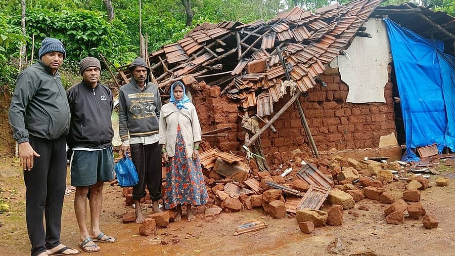 ಮೂಡಿಗೆರೆ ತಾಲ್ಲೂಕಿನ ದಾರದಹಳ್ಳಿ ಗ್ರಾಮ ಪಂಚಾಯಿತಿ ವ್ಯಾಪ್ತಿಯ ಬಿಳ್ಳೂರು ಗ್ರಾಮದ ಕುಸುಮ ಎಂಬುವರ ಮನೆ ಮಳೆಯಿಂದ ಹಾನಿಯಾಗಿದೆ