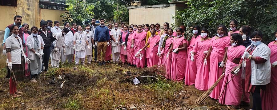 ಹೊಸಕೋಟೆ ತಾಲ್ಲೂಕಿನ ಸೂಲಿಬೆಲೆ ಸರ್ಕಾರಿ ಪ್ರಾಥಮಿಕ ಆರೋಗ್ಯ ಕೇಂದ್ರದಲ್ಲಿ ಹಮ್ಮಿಕೊಂಡಿದ್ದ ಸ್ವಚ್ಚತಾ ಕಾರ್ಯಕ್ರಮಕ್ಕೆ ಡಾ.ಕಿರಣ್, ಡಾ.ಸಂಧ್ಯಾ ಚಾಲನೆ ನೀಡಿದರು