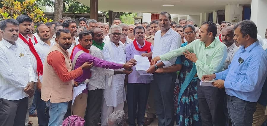 ಭಾರತೀನಗರದ ಚಾಮುಂಡೇಶ್ವರಿ ಸಕ್ಕರೆ ಕಾರ್ಖಾನೆ ಬಳಿ ವಿವಿಧ ಬೇಡಿಕೆ ಈಡೇರಿಸುವಂತೆ ಆಗ್ರಹಿಸಿ ಪ್ರತಿಭಟನೆ ನಡೆಸುತ್ತಿದ್ದ ಸ್ಥಳಕ್ಕೆ ಆಗಮಿಸಿದ್ದ ಉಪವಿಭಾಗಾಧಿಕಾರಿ ಎಂ.ಶಿವಮೂರ್ತಿ ಅವರಿಗೆ ಪ್ರತಿಭಟನಕಾರರು ಮನವಿ ಪತ್ರ ಸಲ್ಲಿಸಿದರು.