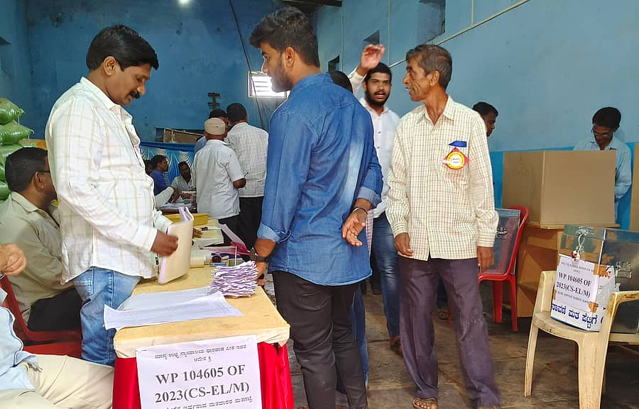 ಚನ್ನಮ್ಮನ ಕಿತ್ತೂರು ಪಿಕೆಪಿಎಸ್ ಚುನಾವಣೆಯಲ್ಲಿ ಹೈಕೋರ್ಟ್ನಿಂದ ಮತ ಹಕ್ಕು ಪಡೆದವರು ಪ್ರತ್ಯೇಕವಾಗಿ ಸ್ಥಾಪಿಸಲಾಗಿದ್ದ ಮತಗಟ್ಟೆಯಲ್ಲಿ ಮತಚಲಾಯಿಸಿದರು