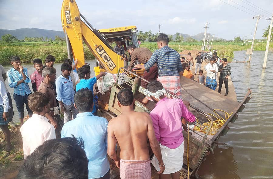 ಮುಂಡರಗಿ ತಾಲ್ಲೂಕಿನ ಹಮ್ಮಿಗಿ-ಗುಮ್ಮಗೋಳ ಗ್ರಾಮಗಳ ಮಧ್ಯದ ಶಿಥಿಲಗೊಂಡಿರುವ ಕಿರು ಸೇತುವೆ ಮೇಲಿಂದ ಪಲ್ಟಿಯಾಗಿ ನೀರಿನಲ್ಲಿ ಬಿದ್ದಿದ್ದ ಟ್ರ್ಯಾಕ್ಟರ್ನ್ನು ಜೆಸಿಬಿ ಮೂಲಕ ಹೊರಗಡೆ ತೆಗೆಯಲಾಯಿತು