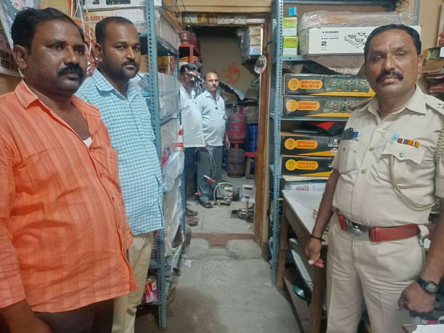 ಆಹಾರ ಇಲಾಖೆ ಹಾಗೂ ಪೊಲೀಸರು ಭಾಲ್ಕಿಯ ಮಳಿಗೆಯೊಂದರ ಮೇಲೆ ದಾಳಿ ನಡೆಸಿ, ಅನಧಿಕೃತವಾಗಿ ಮಾರಾಟ ಮಾಡುತ್ತಿದ್ದ ಸಿಲಿಂಡರ್‌, ಗ್ಯಾಸ್‌ ಸ್ಟೌವ್‌ಗಳನ್ನು ಸೋಮವಾರ ಜಪ್ತಿ ಮಾಡಿದರು