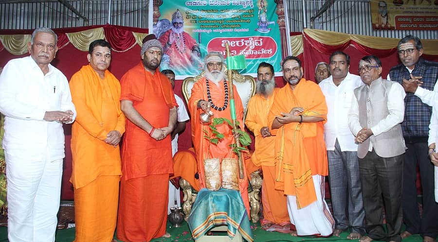 ಬೀದರ್ನ ಲಾಡಗೇರಿ ಹಿರೇಮಠದಲ್ಲಿ ಆಯೋಜಿಸಿದ್ದ ವೀರಶೈವ ಧರ್ಮ ಜಾಗೃತಿ ಸಮಾವೇಶದಲ್ಲಿ ಬಾಳೆಹೊನ್ನೂರಿನ ರಂಭಾಪುರಿ ವೀರಸೋಮೇಶ್ವರ ಸ್ವಾಮೀಜಿ ಸಸಿಗೆ ನೀರೆರೆದರು