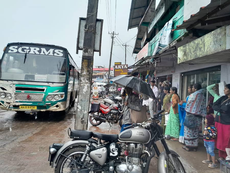 ಶನಿವಾರಸಂತೆಯಲ್ಲಿ ಬಸ್ಗಾಗಿ ಪ್ರಯಾಣಿಕರು ಅಂಗಡಿಗಳ ಮುಂದೆ ನಿಂತಿರುವುದು