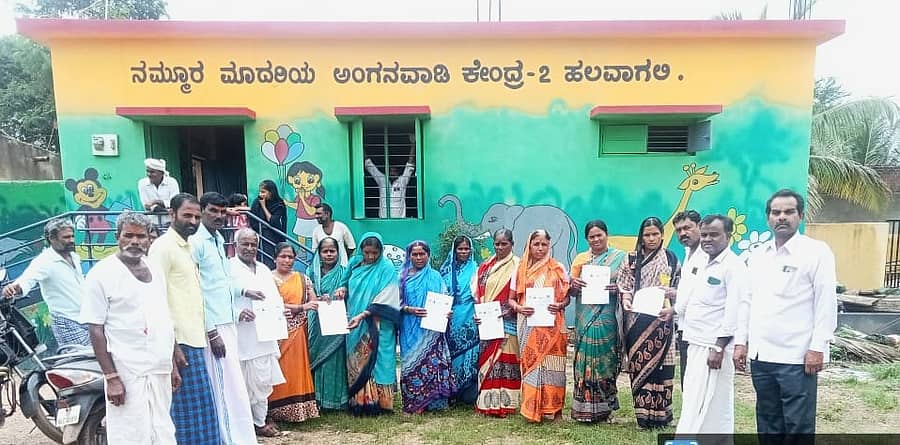 ಅಳವಂಡಿ ಸಮೀಪದ ಹಲವಾಗಲಿ ಗ್ರಾಮದಲ್ಲಿ ಗೃಹಲಕ್ಷ್ಮಿ ಯೋಜನೆಯ ಪ್ರಮಾಣ ಪತ್ರವನ್ನು ಮುಖಂಡರು ವಿತರಿಸಿದರು