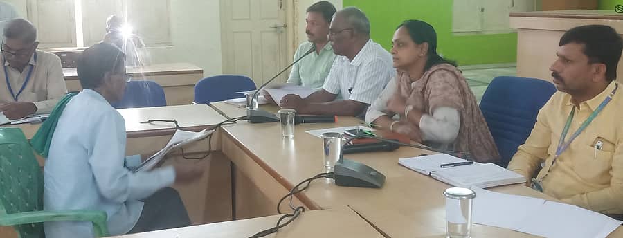 ಚಿಕ್ಕನಾಯಕನಹಳ್ಳಿಯಲ್ಲಿ ಲೋಕಾಯುಕ್ತ ಡಿವೈಎಸ್‌ಪಿ ಮಂಜುನಾಥ್‌ ಸಾರ್ವಜನಿಕರ ಅಹವಾಲು ಆಲಿಸಿದರು