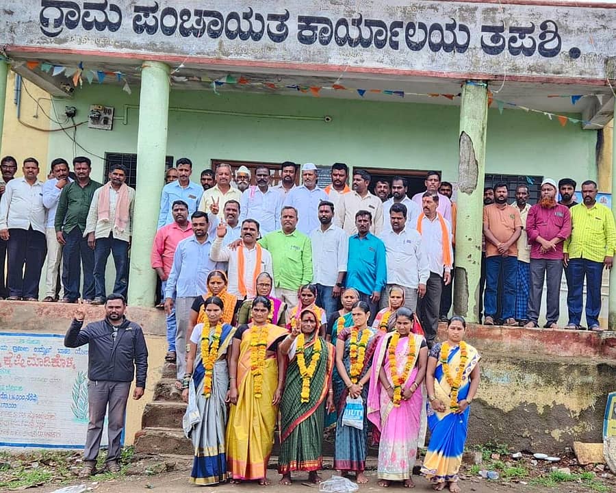 ಕೌಜಲಗಿ ಸಮೀಪದ ತಪಸಿ ಗ್ರಾಮ ಪಂಚಾಯಿತಿಗೆ ಆಯ್ಕೆಯಾದ ಅಧ್ಯಕ್ಷೆ ಭಾಗವ್ವ ಗಲಗಲಿ ಅವರನ್ನು ಸನ್ಮಾನಿಸಲಾಯಿತು