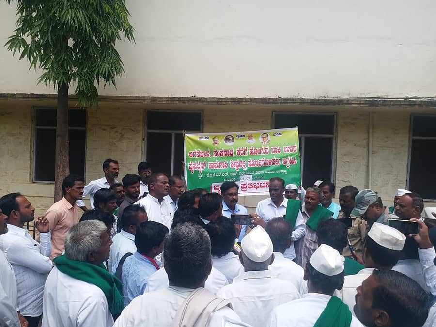 ಅಗಸಬಾಳ ಹಾಗೂ ಸಂಕನಾಳ ಕೆರೆಗೆ ಹೋಗುವ ಪೈಪ್ಲೈನ್ ಕಾಮಗಾರಿ ಆರಂಭಿಸುವಂತೆ ಆಗ್ರಹಿಸಿ ಅಖಂಡ ಕರ್ನಾಟಕ ರೈತ ಸಂಘದ ವತಿಯಿಂದ ಬುಧವಾರ ಆಲಮಟ್ಟಿಯಲ್ಲಿ ಪ್ರತಿಭಟನೆ ನಡೆಯಿತು
