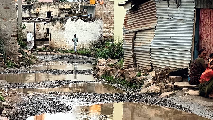 ಮುದ್ದೇಬಿಹಾಳ ತಾಲ್ಲೂಕಿನ ಯರಗಲ್ ಗ್ರಾಮದಿಂದ ಮದರಿ ಗ್ರಾಮಕ್ಕೆ ಹೋಗುವ ರಸ್ತೆಯ ದುಃಸ್ಥಿತಿ