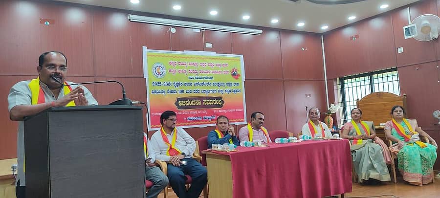 ಹಳಿಯಾಳದಲ್ಲಿ ಕನ್ನಡ ಸಾಹಿತ್ಯ ಪರಿಷತ್ನಿಂದ ನಡೆದ ಎಸ್ಸೆಸ್ಸೆಸಿ ಪರೀಕ್ಷೆಯಲ್ಲಿ 100 ಕಕೆ 100 ಅಂಕ ಪಡೆದ ವಿದ್ಯಾರ್ಥಿಗಳ ಸನ್ಮಾನ ಕಾರ್ಯಕ್ರಮದಲ್ಲಿ ಕಸಾಪ ಜಿಲ್ಲಾ ಘಟಕದ ಅಧ್ಯಕ್ಷ ಬಿ.ಎನ್ ವಾಸರೆ ಮಾತನಾಡಿದರು. ತಾಲ್ಲೂಕು ಘಟಕದ ಅಧ್ಯಕ್ಷೆ ಸುಮಾಂಗಲಾ ಅಂಗಡಿ ಇದ್ದಾರೆ