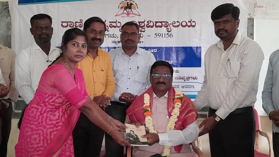 ಹುಕ್ಕೇರಿ ತಾಲ್ಲೂಕಿನ ಪಾಶ್ಚಾಪುರದ ಸರ್ಕಾರಿ ಪ್ರಥಮ ದರ್ಜೆ ಕಾಲೇಜಿನಲ್ಲಿ ರಾಣಿ ಚನ್ನಮ್ಮ ವಿಶ್ವವಿದ್ಯಾಲಯದ ವಿಶೇಷ ಸರಣಿ ಉಪನ್ಯಾಸ ಕಾರ್ಯಕ್ರಮದಲ್ಲಿ ಕನ್ನಡ ಭಾಷಾ ಶಾಸ್ತ್ರೀಯ ಅಧ್ಯಯನ ಸಂಸ್ಥೆಯ ಮುಖ್ಯಸ್ಥ ಪ್ರೊ.ಎಸ್. ಎಂ .ಗಂಗಾಧರಯ್ಯ ಅವರನ್ನು ಸತ್ಕರಿಸಲಾಯಿತು
